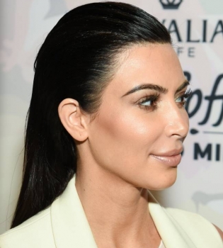 Ким Кардашьян покорила публику элегантным нарядом в Нью-Йорке