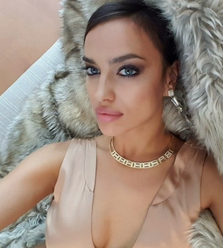 Жемчужина вечера: Ирина Шейк блистает в роскошном наряде Sophie Theallet