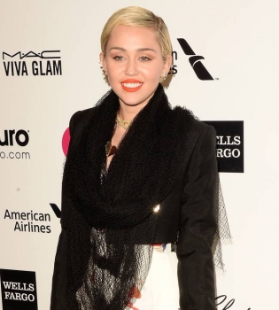 СМИ: Майли Сайрус закрутила роман с таинственным незнакомцем