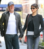 Всегда молодой и счастливый: Брюс Уиллис на романтической прогулке с супругой