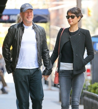 Всегда молодой и счастливый: Брюс Уиллис на романтической прогулке с супругой