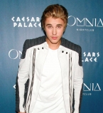 Джастин Бибер посетил школьный выпускной и станцевал с поклонницами