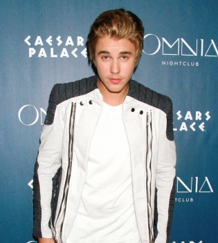 Джастин Бибер посетил школьный выпускной и станцевал с поклонницами