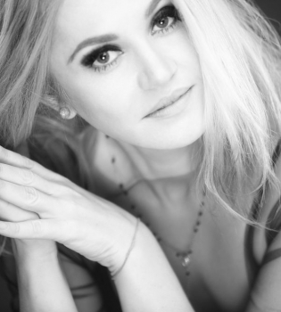 Наталия Бучинская отмечает 38-летие