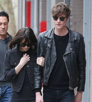 Снова вместе: Дакота Джонсон появилась на публике с бывшим возлюбленным