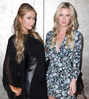 Модные сестрички: Пэрис и Никки Хилтон блистают на вечеринке в Нью-Йорке