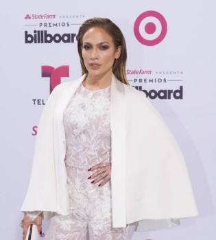 Дженнифер Лопес появилась на публике в прозрачном комбинезоне