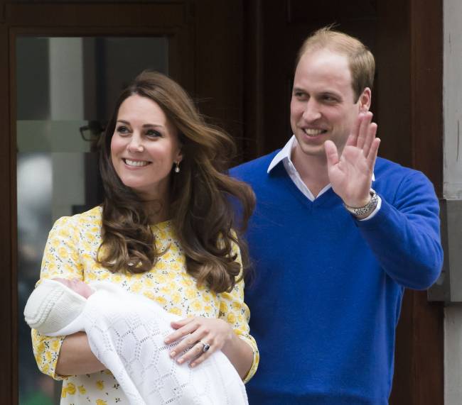Кейт Миддлтон и принц Уильям впервые показали новорожденную дочь