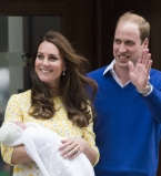 Кейт Миддлтон и принц Уильям впервые показали новорожденную дочь