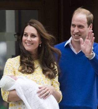 Кейт Миддлтон и принц Уильям впервые показали новорожденную дочь
