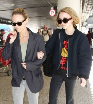 Фотофакт: Лили-Роуз Депп растет копией своей мамы Ванессы Паради