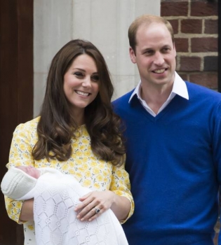 Уэльский художник создал из одежды уникальный портрет принца Уильяма и Кейт Миддлтон с дочерью