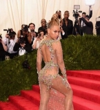 Голая правда: Бейонсе пришла на Met Gala в прозрачном платье с камнями