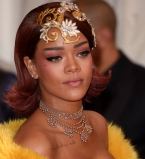 Королевский шик: Рианна появилась на красной дорожке в роскошном платье-мантии