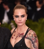 Кара Делевинь сделала татуировку на полтела