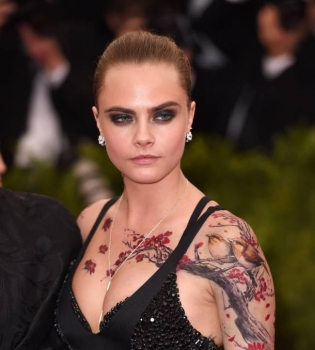 Кара Делевинь сделала татуировку на полтела