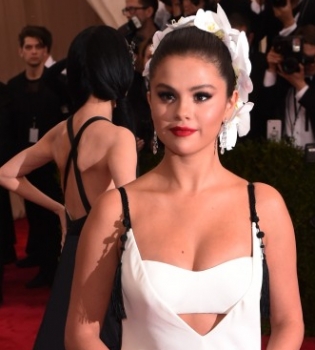 Ким Кардашьян, Селена Гомес, Ума Турман и другие &quot;невесты&quot; на Met Gala-2015
