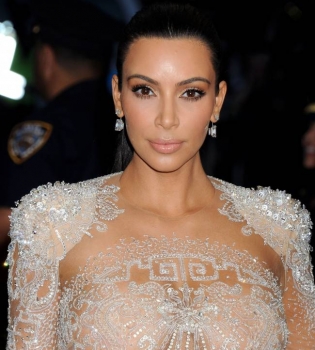 Ким Кардашьян показала оголенные ягодицы на красной дорожке Met Gala-2015