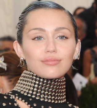 Майли Сайрус перекрасила волосы в синий цвет