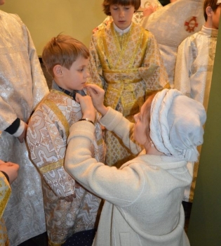 Тина Кароль и ее сын Веня в церкви