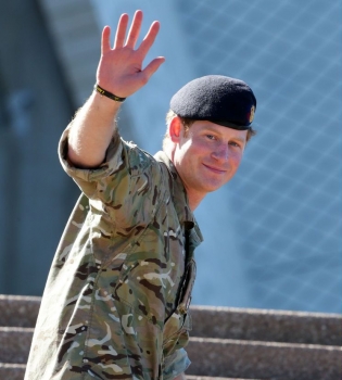 Поцелуи и любовные признания: принц Гарри встретился с поклонницами