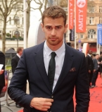 Тео Джеймс стал новым лицом парфюма Hugo Boss