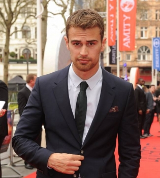 Тео Джеймс стал новым лицом парфюма Hugo Boss