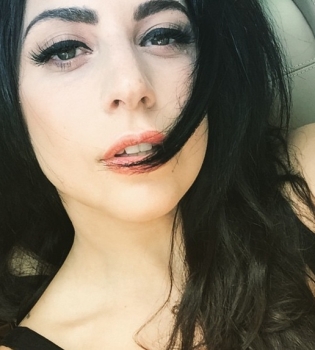 Папина дочка: Леди Гага показала фото с отцом