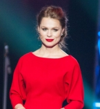 Ольга Фреймут в красном платье