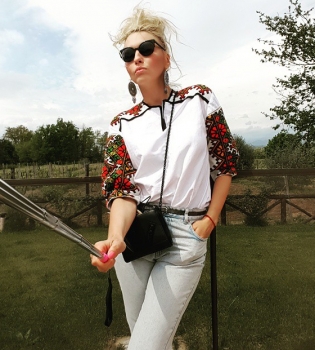 Оля Полякова в вышиванке