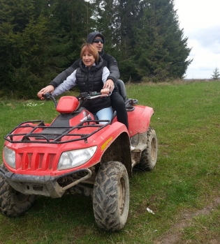 Сергей Притула покатал свою маму на квадроцикле