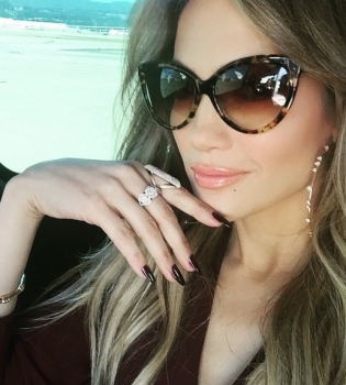 Крупным планом: Дженнифер Лопес демонстрирует роскошную грудь