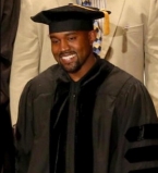 Счастливый выпускник: Канье Уэст получил докторскую степень