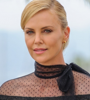 Шарлиз Терон в кожаном мини на фотоколле в Каннах