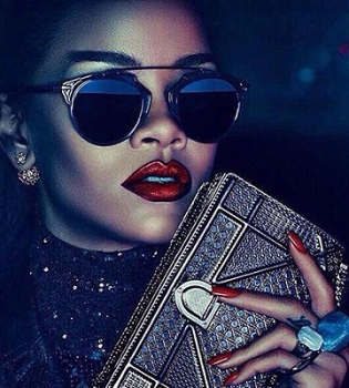 Королевская роскошь: блистательная Рианна позирует в Версале