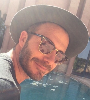 Дэвид Бекхэм примерил женские украшения