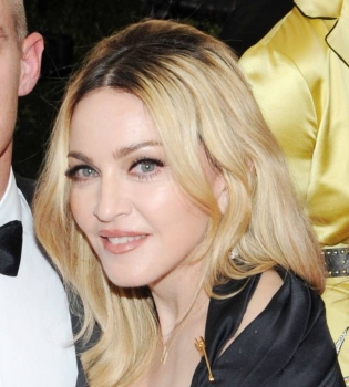 Фотофакт: Мадонна перекрасила волосы в розовый цвет