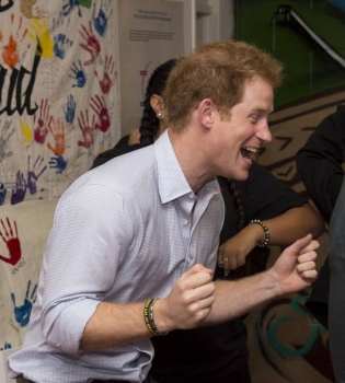 Бильярд и теннис: принц Гарри показал, как нужно веселиться