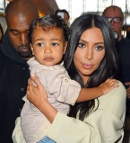 Полуторагодовалой дочери Ким Кардашьян сделали первый мейкап