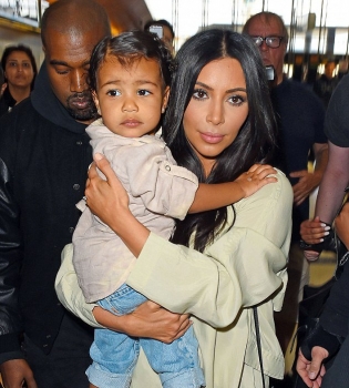 Полуторагодовалой дочери Ким Кардашьян сделали первый мейкап
