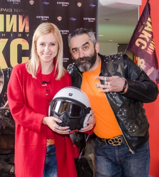 Украинские звезды оценили новый образ Шарлиз Терон