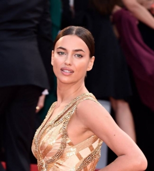 Золотой шик: Ирина Шейк блистает в Каннах