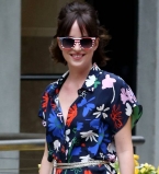 Цветочный бум: Дакота Джонсон порадовала поклонников ярким нарядом