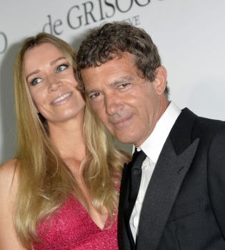 Влюбленный Антонио Бандерас с новой подружкой на Каннском фестивале