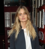 По-королевски: экс-возлюбленная принца Гарри восхищает красотой и стилем