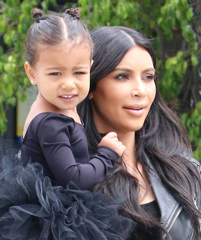 Как две капли: Ким Кардашьян с дочерью демонстрируют отменный стиль в Лос-Анджелесе