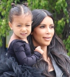 Как две капли: Ким Кардашьян с дочерью демонстрируют отменный стиль в Лос-Анджелесе