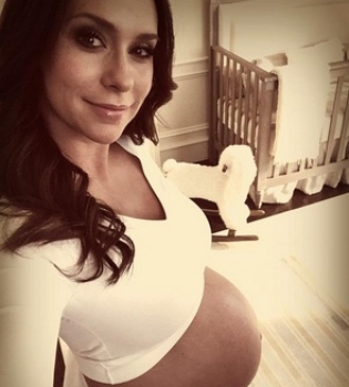 Будущая мама Дженнифер Лав Хьюитт показала округлившийся живот