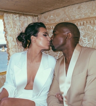 Карета и настоящий замок: Ким Кардашьян показала эксклюзивные фотоснимки со своей свадьбы