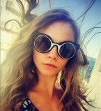 Выше облаков: Кара Делевинь попробовала себя в роли пилота в Каннах